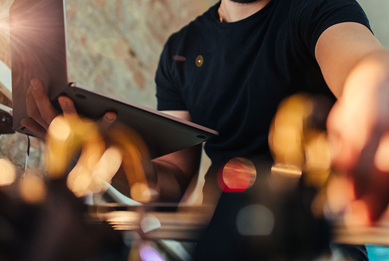 unser-ziel-fuer-ihre-it IT Techniker bei Server Konfiguration